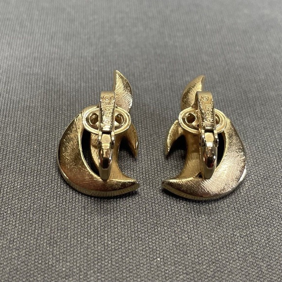 Vintage Crown Trifari Clip on Earrings Gold Tone Tall Swoop Signed - Picture 6 of 8